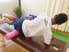 奈良県吉野郡吉野町　なごみ整骨院　ストレッチポールによる運動療法を行う学生